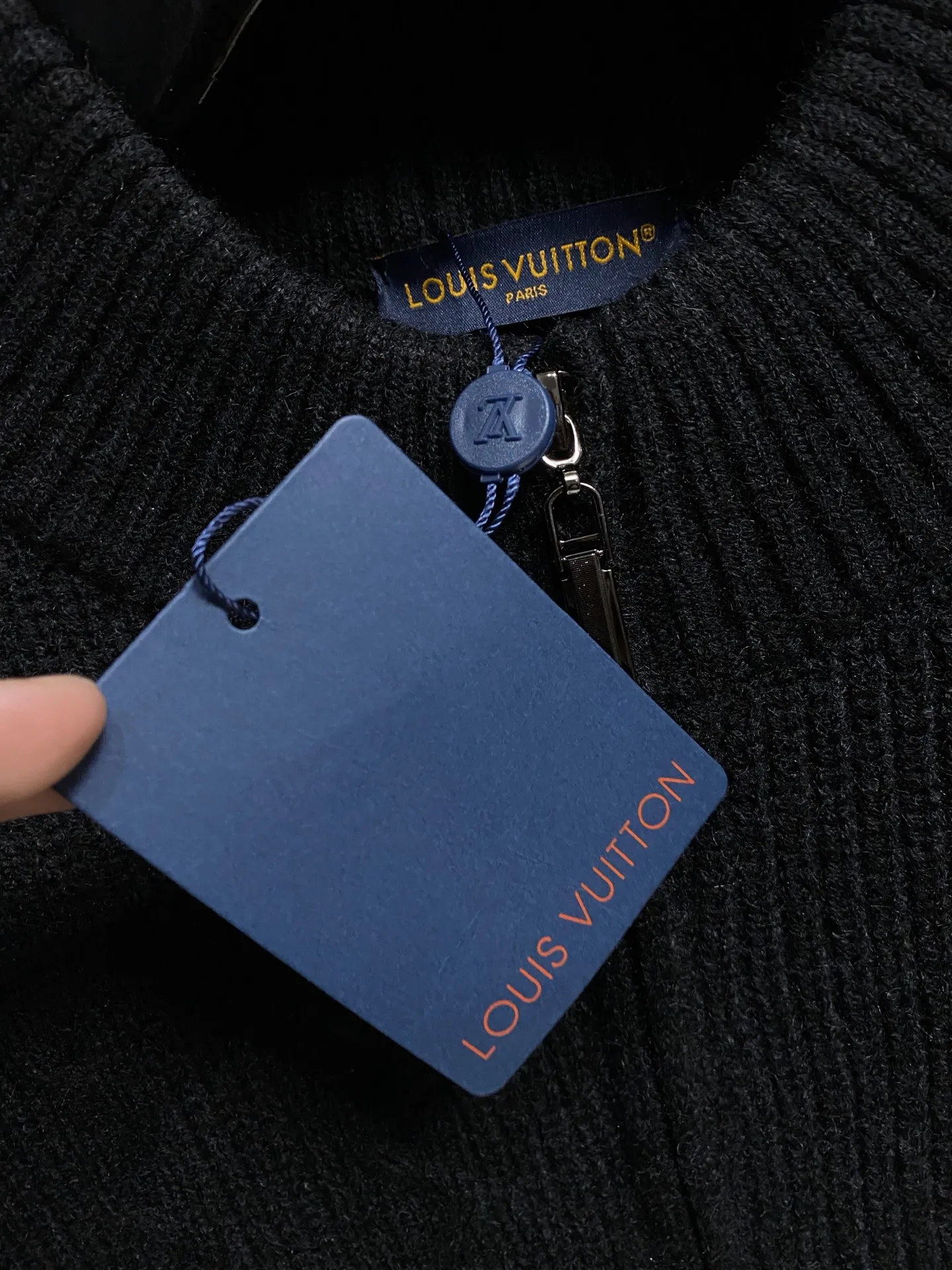🅿️540 【LV Louis Vuitton】Autumn and winter classic cardigan sweater, in full condition! ! ! Wool blended fabric, the latest model in 2025, golden ratio! ! Slim-fitting soft gold, versatile and practical item, the combination and practicality are extremely powerful, simple and elegant, and classy! To create your own style, it is highly recommended to buy it in two colors. The standard slim fit tailoring process is suitable for both young and old men. It is knitted from wool and will not cause any discomfort! While keeping warm, it is stylish, textured and wearable, and the classic logo with contrasting colors on the chest feels in place! ! Recommended for regular customers! ! Size M-3XL (maximum wear: 190 pounds)